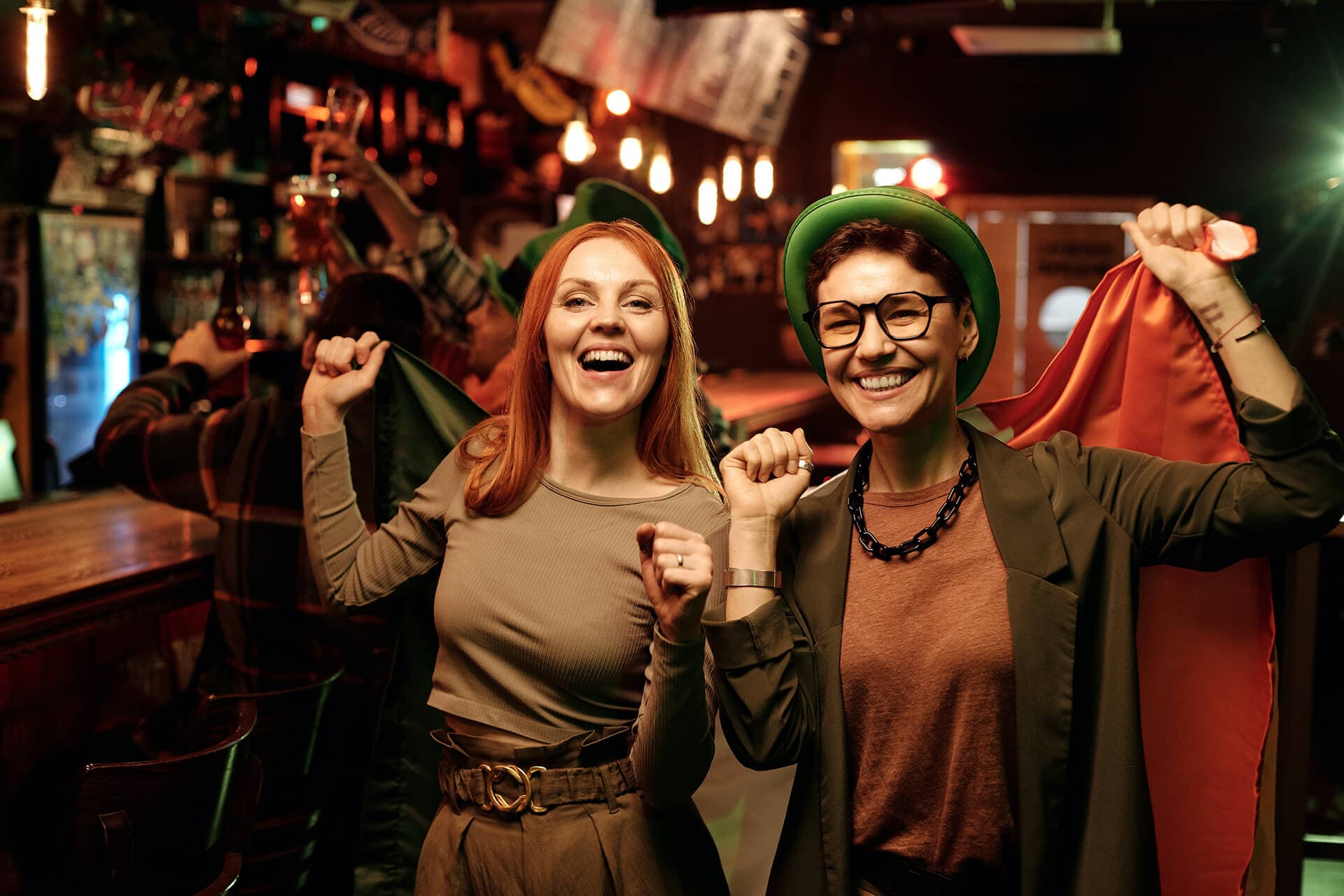 mulheres no bar comemorando dia de st patricks
