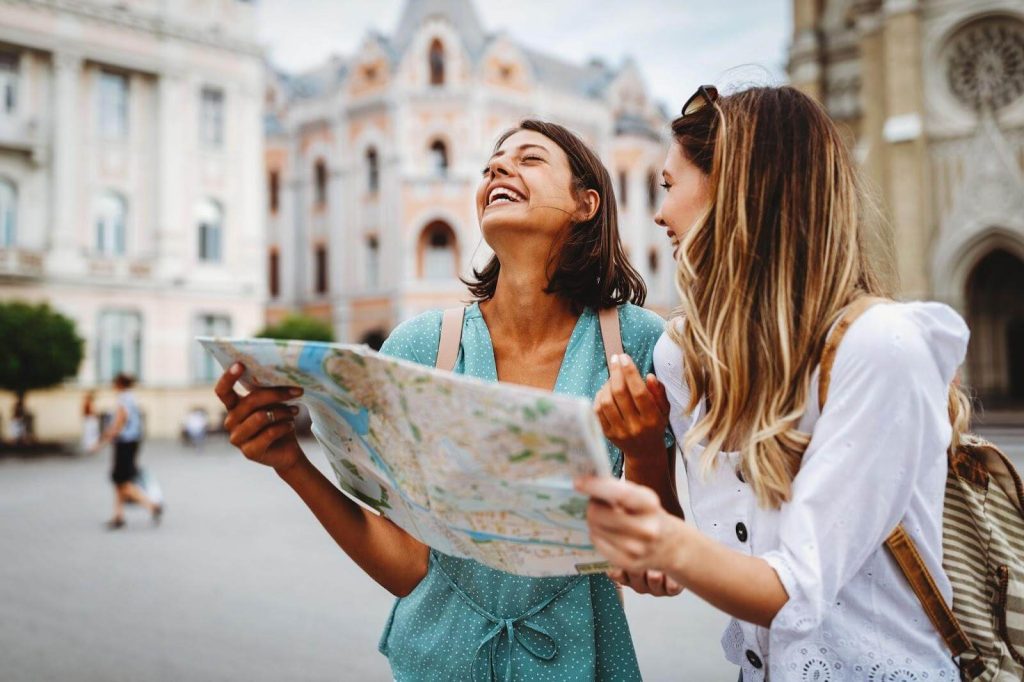 Duas mulheres olhando um mapa
