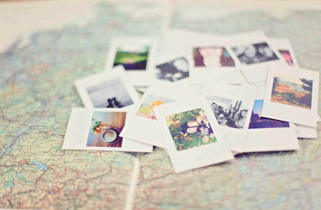 Polaroids em cima de um mapa