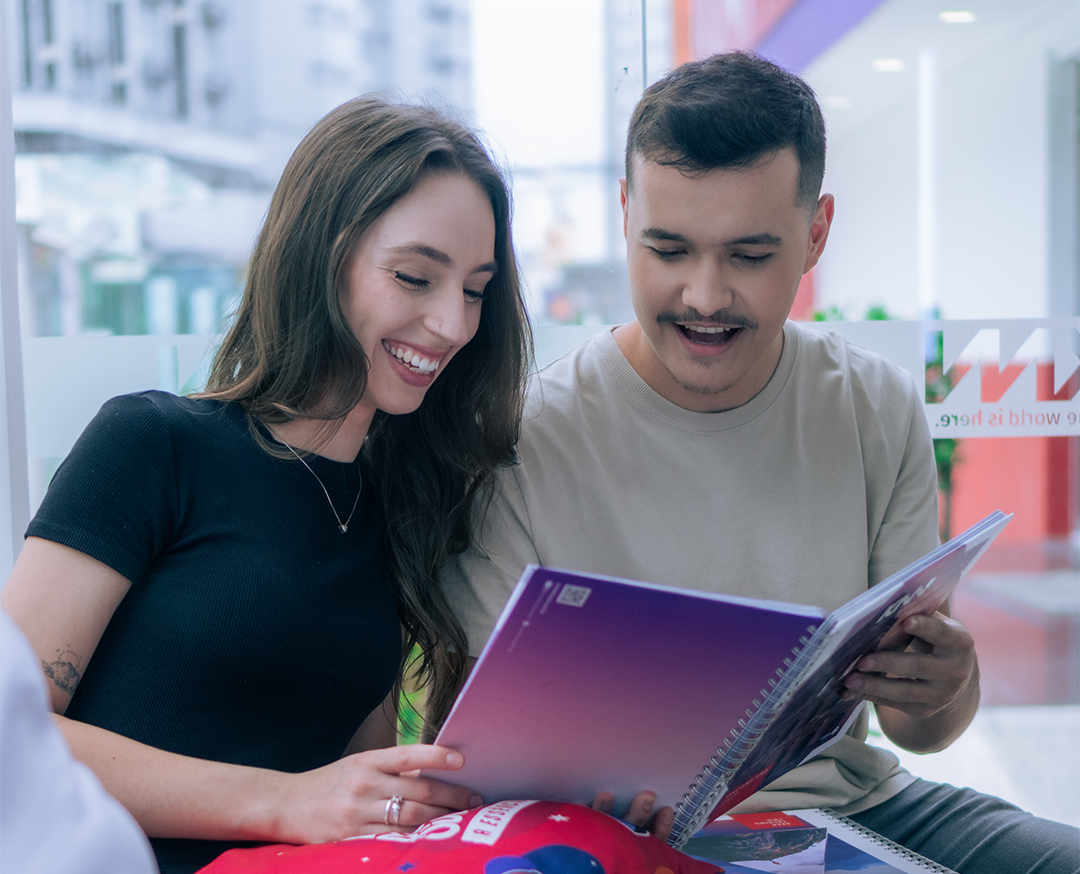 3 mulheres conversando em uma sala de aula