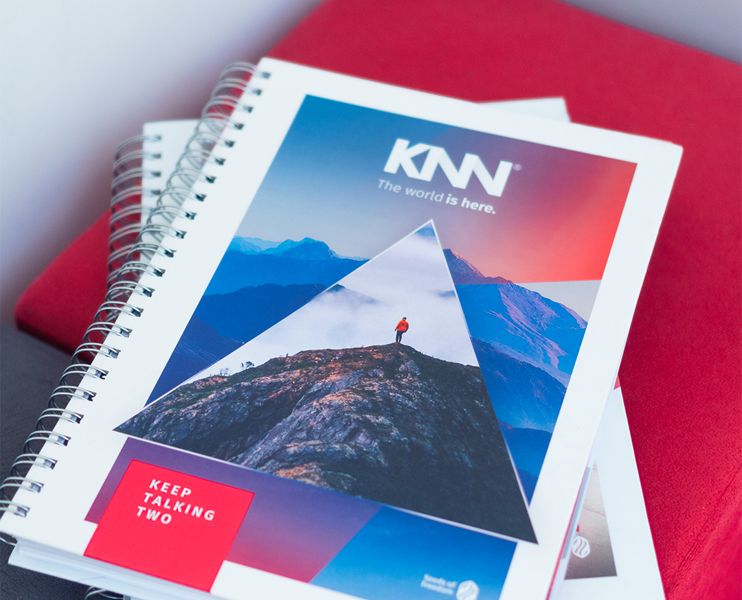 Mulher segurando um celular